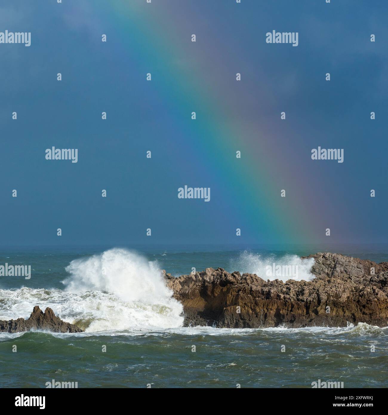 Arcobaleno sul Mar Cantabrico, Islares, Castro Urdiales, Cantabria, Spagna. Dicembre 2017. Foto Stock