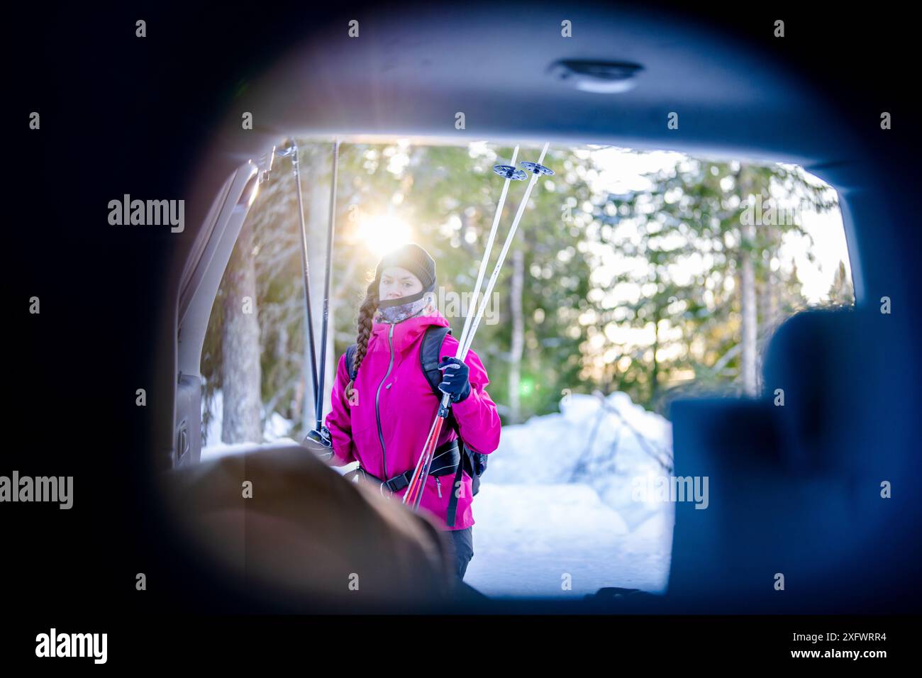 Donna adulta che tiene il bastone da sci in inverno Foto Stock