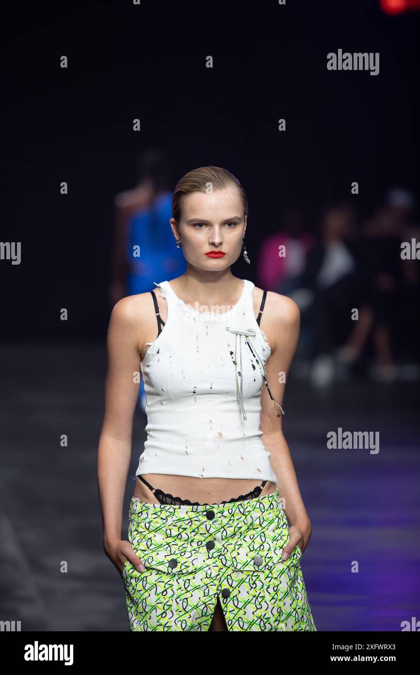 Berlino, Germania. 2 luglio 2024. Le modelle percorrono la vivace pista durante la spettacolare sfilata di moda Kilian Kerner SS25 all'evento della settimana della moda di Berlino. Foto Stock