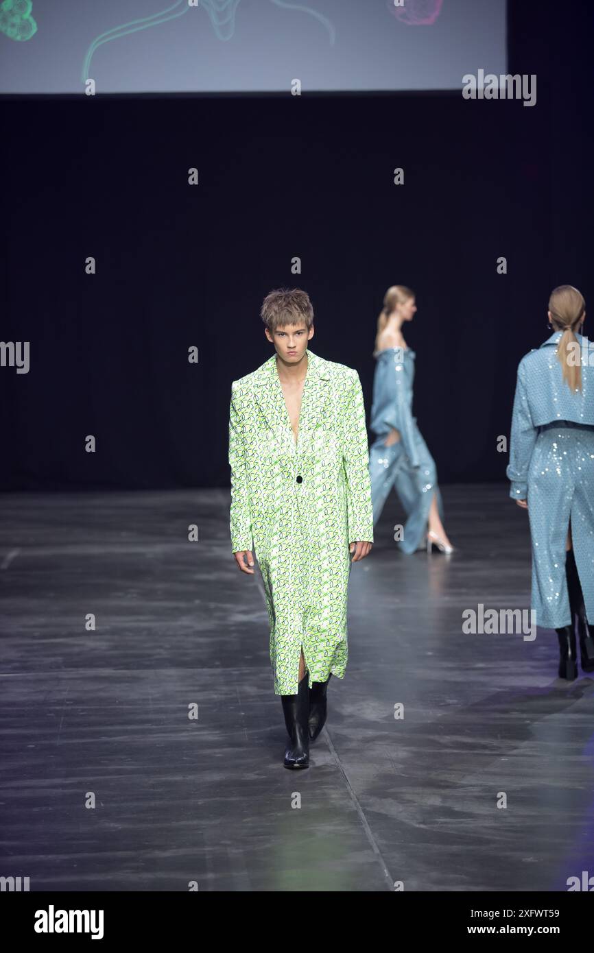 Berlino, Germania. 2 luglio 2024. Le modelle percorrono la vivace pista durante la spettacolare sfilata di moda Kilian Kerner SS25 all'evento della settimana della moda di Berlino. Foto Stock