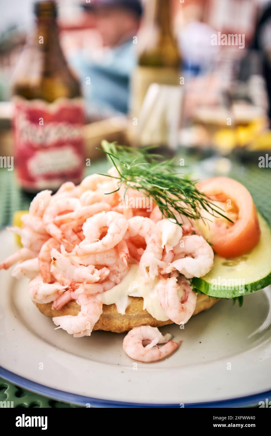 Primo piano di pesce guarnito servito al tavolo al ristorante Foto Stock