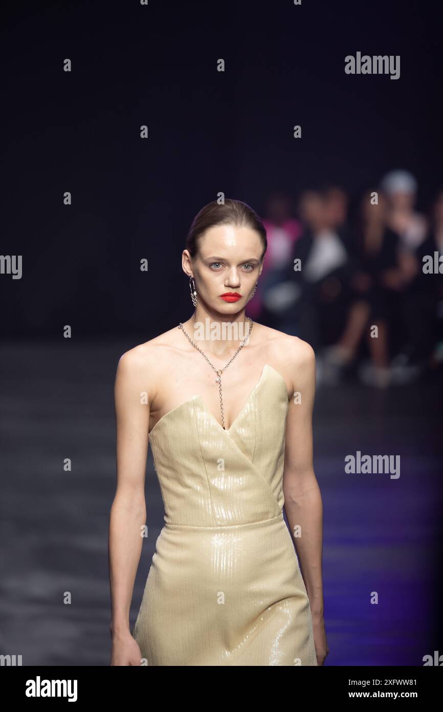 Berlino, Germania. 2 luglio 2024. Le modelle percorrono la vivace pista durante la spettacolare sfilata di moda Kilian Kerner SS25 all'evento della settimana della moda di Berlino. Foto Stock