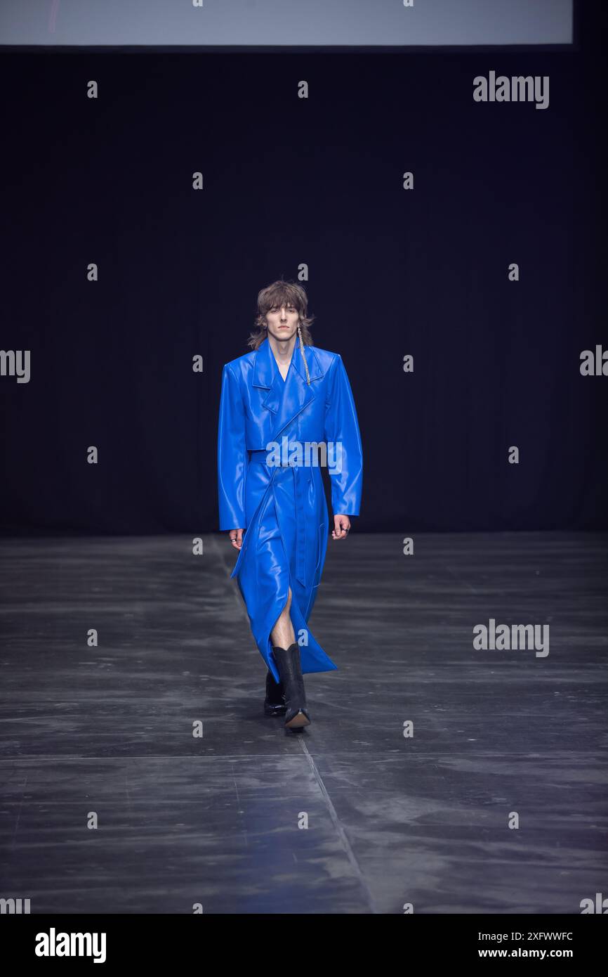 Berlino, Germania. 2 luglio 2024. Le modelle percorrono la vivace pista durante la spettacolare sfilata di moda Kilian Kerner SS25 all'evento della settimana della moda di Berlino. Foto Stock