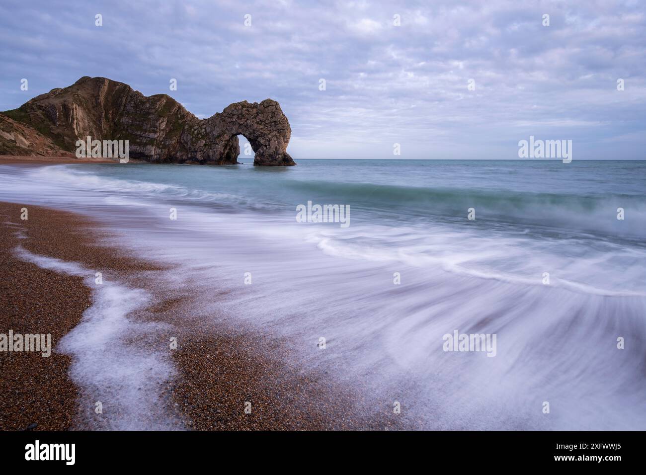 Arco di roccia Durdle Door in alta marea, Nr Lulworh Cove, Dorset, Regno Unito. Aprile 2018. Foto Stock