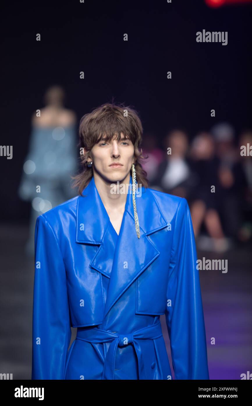 Berlino, Germania. 2 luglio 2024. Le modelle percorrono la vivace pista durante la spettacolare sfilata di moda Kilian Kerner SS25 all'evento della settimana della moda di Berlino. Foto Stock