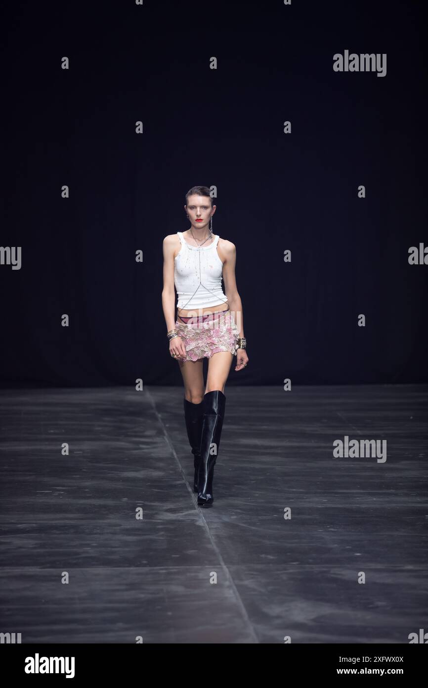 Berlino, Germania. 2 luglio 2024. Le modelle percorrono la vivace pista durante la spettacolare sfilata di moda Kilian Kerner SS25 all'evento della settimana della moda di Berlino. Foto Stock