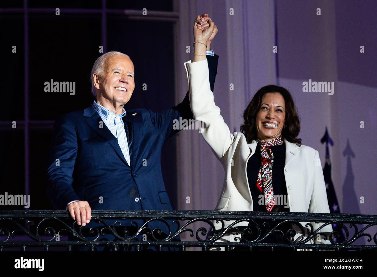 Il presidente degli Stati Uniti Joe Biden, a sinistra, e il vicepresidente degli Stati Uniti Kamala Harris sul balcone Truman della Casa Bianca a Washington, DC, USA, giovedì 4 luglio, 2024. la campagna di rielezione di Biden si è svolta durante la festa dell'indipendenza degli Stati Uniti, esaurita da una settimana dall'artiglio in carica per mantenere il controllo sulla nomina del suo partito. Credito: Tierney L. Cross/Pool via CNP /MediaPunch Foto Stock