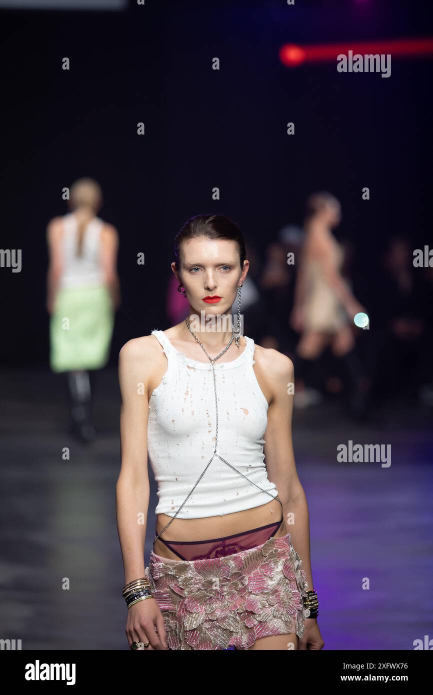 Berlino, Germania. 2 luglio 2024. Le modelle percorrono la vivace pista durante la spettacolare sfilata di moda Kilian Kerner SS25 all'evento della settimana della moda di Berlino. Foto Stock