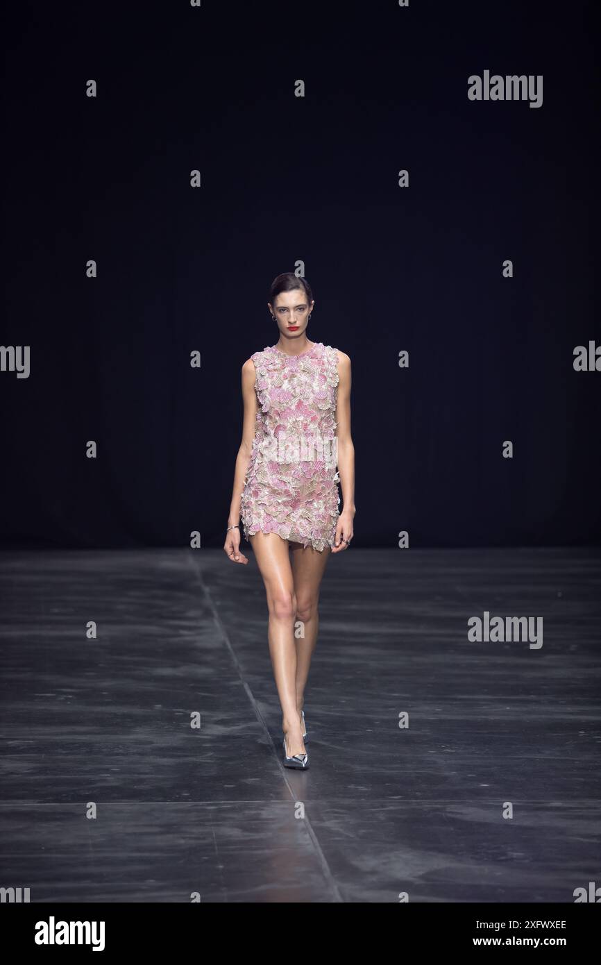 Berlino, Germania. 2 luglio 2024. Le modelle percorrono la vivace pista durante la spettacolare sfilata di moda Kilian Kerner SS25 all'evento della settimana della moda di Berlino. Foto Stock