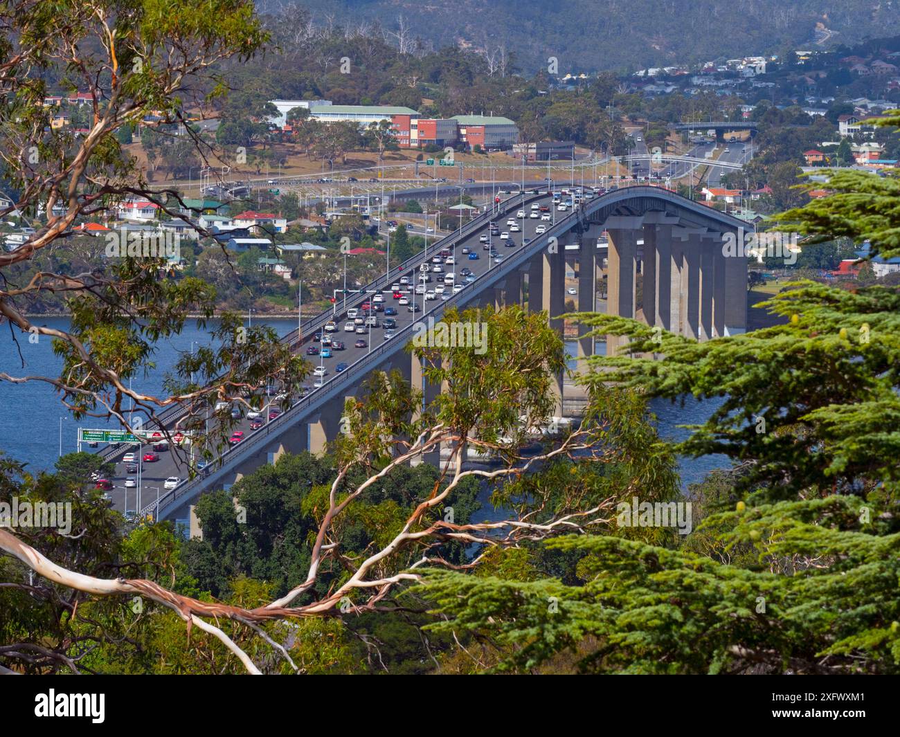 Tasman Bridge, ponte a cinque corsie sul fiume Derwent, Hobart Tasmania, Australia. Foto Stock