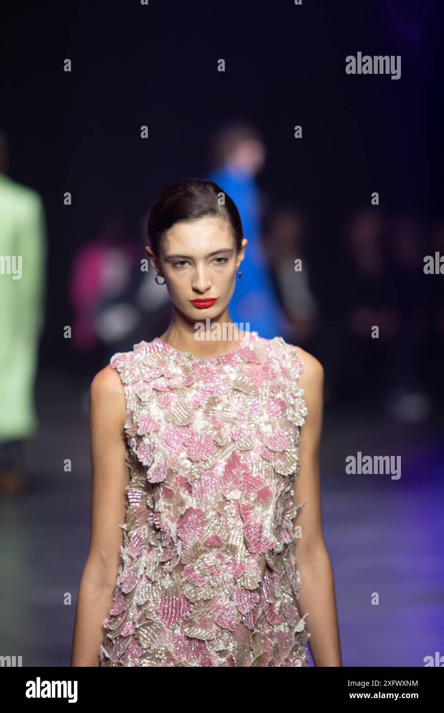 Berlino, Germania. 2 luglio 2024. Le modelle percorrono la vivace pista durante la spettacolare sfilata di moda Kilian Kerner SS25 all'evento della settimana della moda di Berlino. Foto Stock