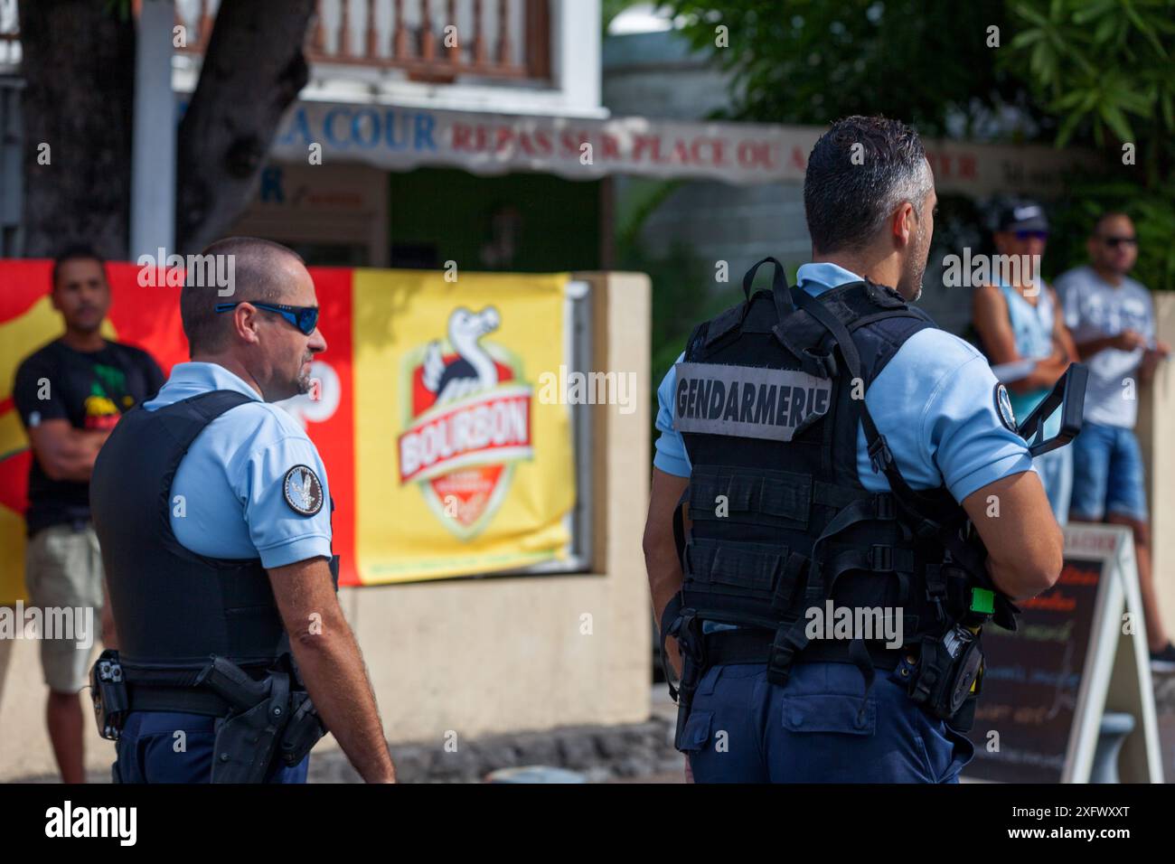 Saint-Gilles les bains, la Réunion - giugno 25 2017: Pattuglia di gendarmi in gilet a prova di proiettile durante il carnevale di Grand Boucan. Foto Stock