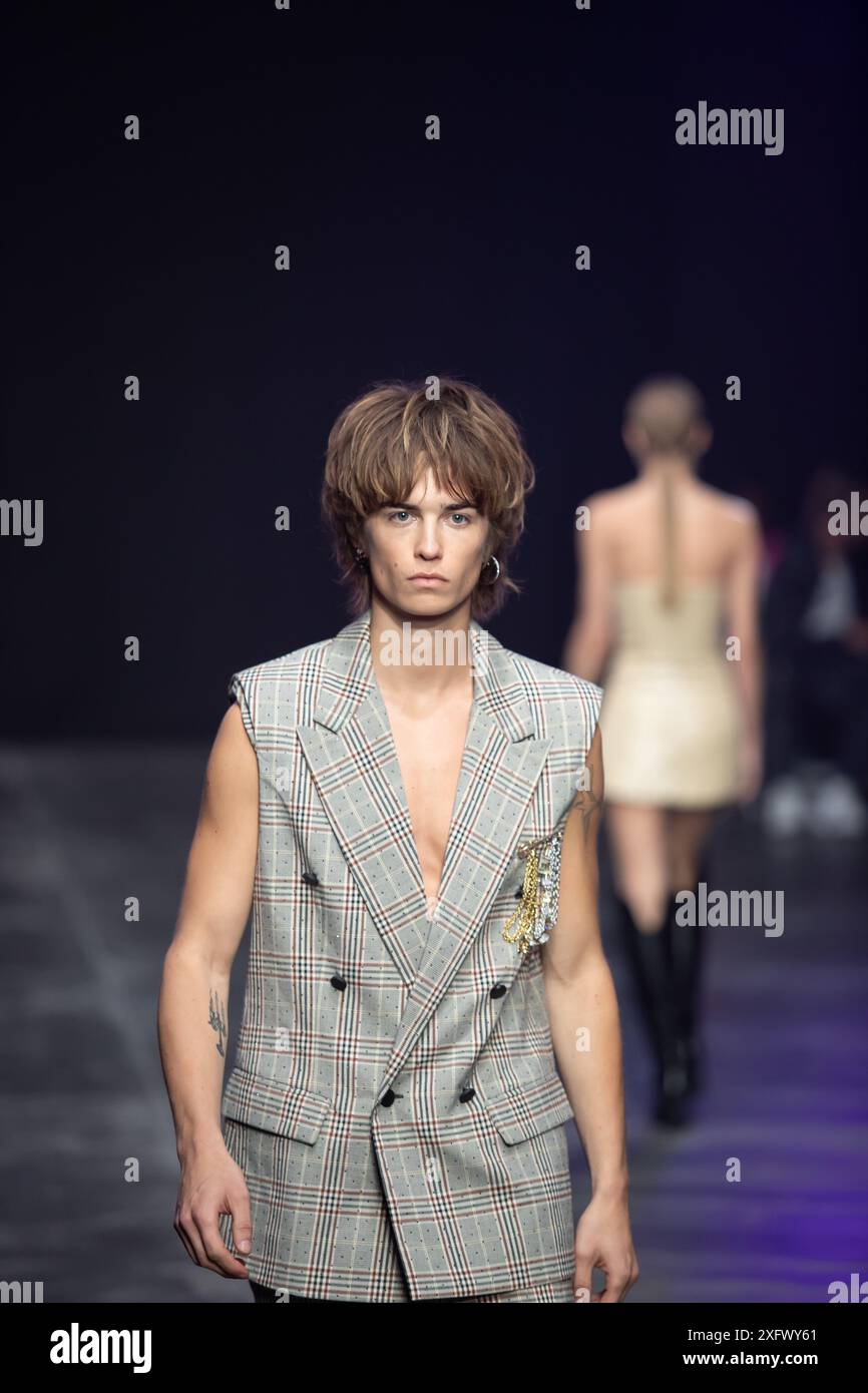 Berlino, Germania. 2 luglio 2024. Le modelle percorrono la vivace pista durante la spettacolare sfilata di moda Kilian Kerner SS25 all'evento della settimana della moda di Berlino. Foto Stock