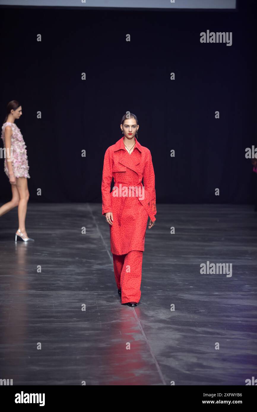 Berlino, Germania. 2 luglio 2024. Le modelle percorrono la vivace pista durante la spettacolare sfilata di moda Kilian Kerner SS25 all'evento della settimana della moda di Berlino. Foto Stock