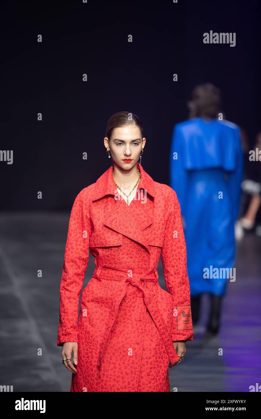 Berlino, Germania. 2 luglio 2024. Le modelle percorrono la vivace pista durante la spettacolare sfilata di moda Kilian Kerner SS25 all'evento della settimana della moda di Berlino. Foto Stock