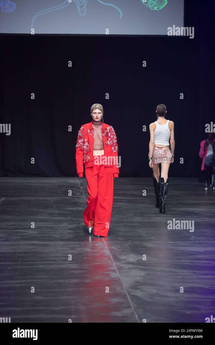 Berlino, Germania. 2 luglio 2024. Le modelle percorrono la vivace pista durante la spettacolare sfilata di moda Kilian Kerner SS25 all'evento della settimana della moda di Berlino. Foto Stock