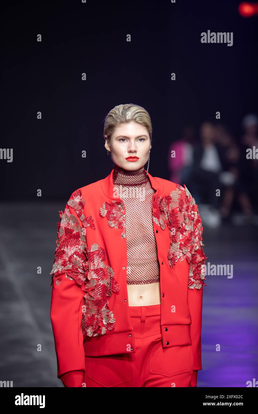 Berlino, Germania. 2 luglio 2024. Le modelle percorrono la vivace pista durante la spettacolare sfilata di moda Kilian Kerner SS25 all'evento della settimana della moda di Berlino. Foto Stock