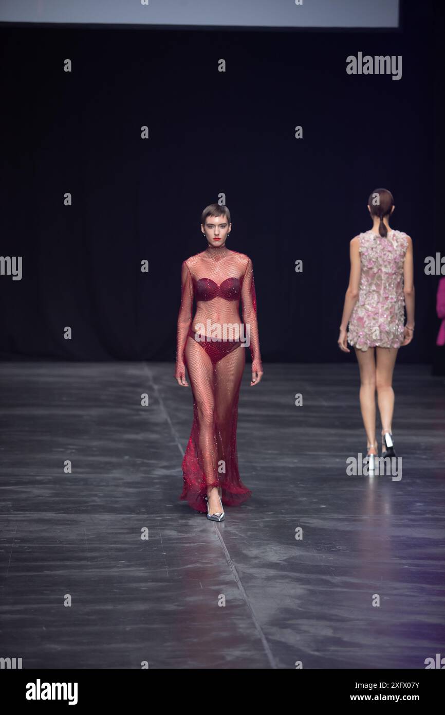 Berlino, Germania. 2 luglio 2024. Le modelle percorrono la vivace pista durante la spettacolare sfilata di moda Kilian Kerner SS25 all'evento della settimana della moda di Berlino. Foto Stock
