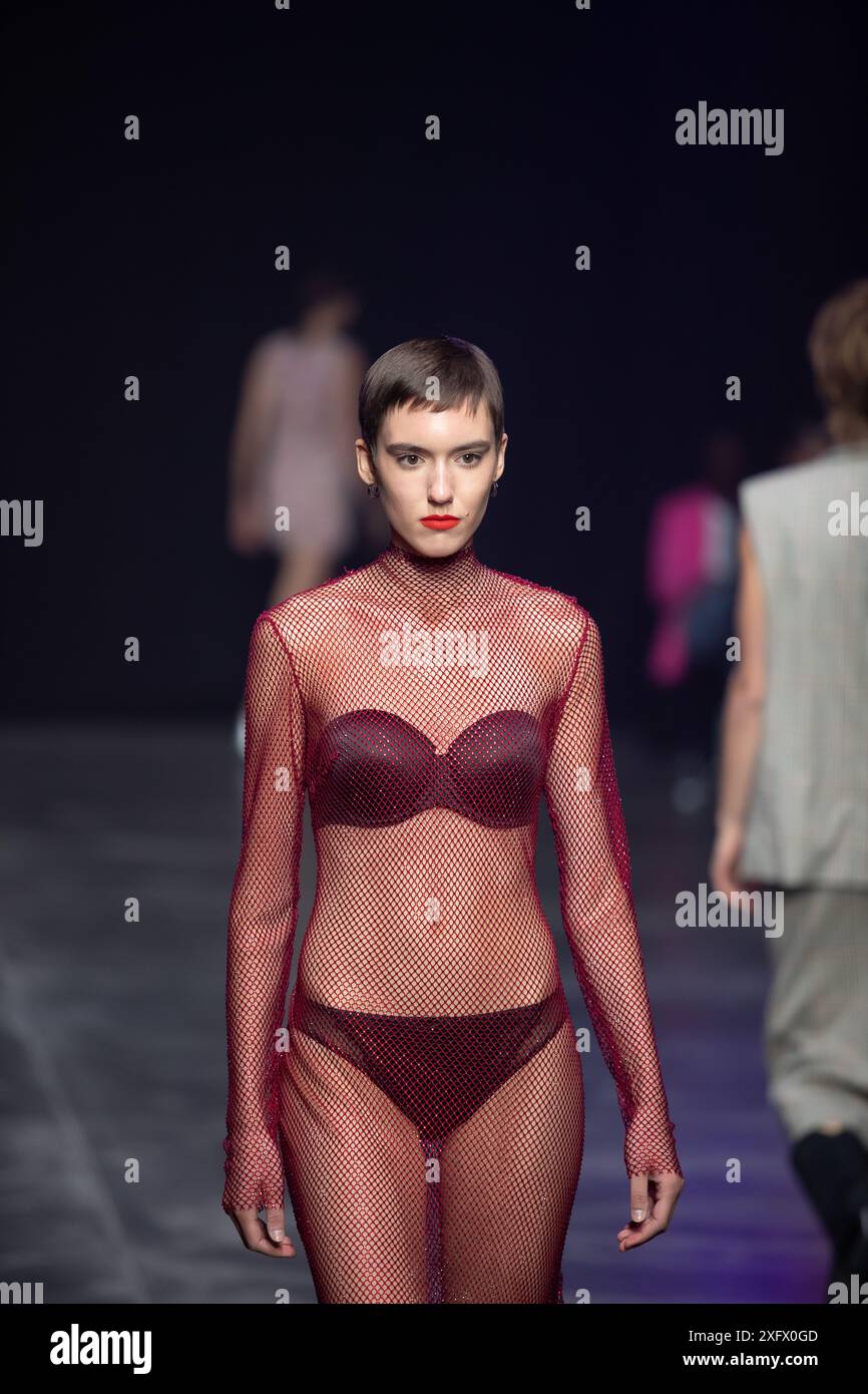 Berlino, Germania. 2 luglio 2024. Le modelle percorrono la vivace pista durante la spettacolare sfilata di moda Kilian Kerner SS25 all'evento della settimana della moda di Berlino. Foto Stock