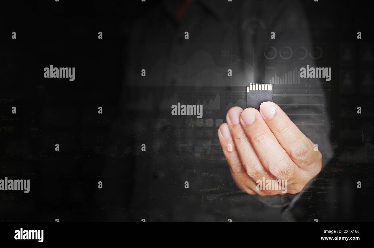Concetto di tecnologia di condivisione e memorizzazione dei dati digitali. Un uomo possiede una scheda SD che memorizza molti dati e informazioni per un ulteriore utilizzo, trasferimento, condivisione e un Foto Stock