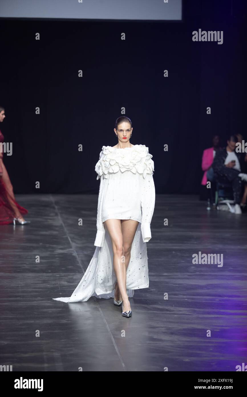 Berlino, Germania. 2 luglio 2024. Le modelle percorrono la vivace pista durante la spettacolare sfilata di moda Kilian Kerner SS25 all'evento della settimana della moda di Berlino. Foto Stock