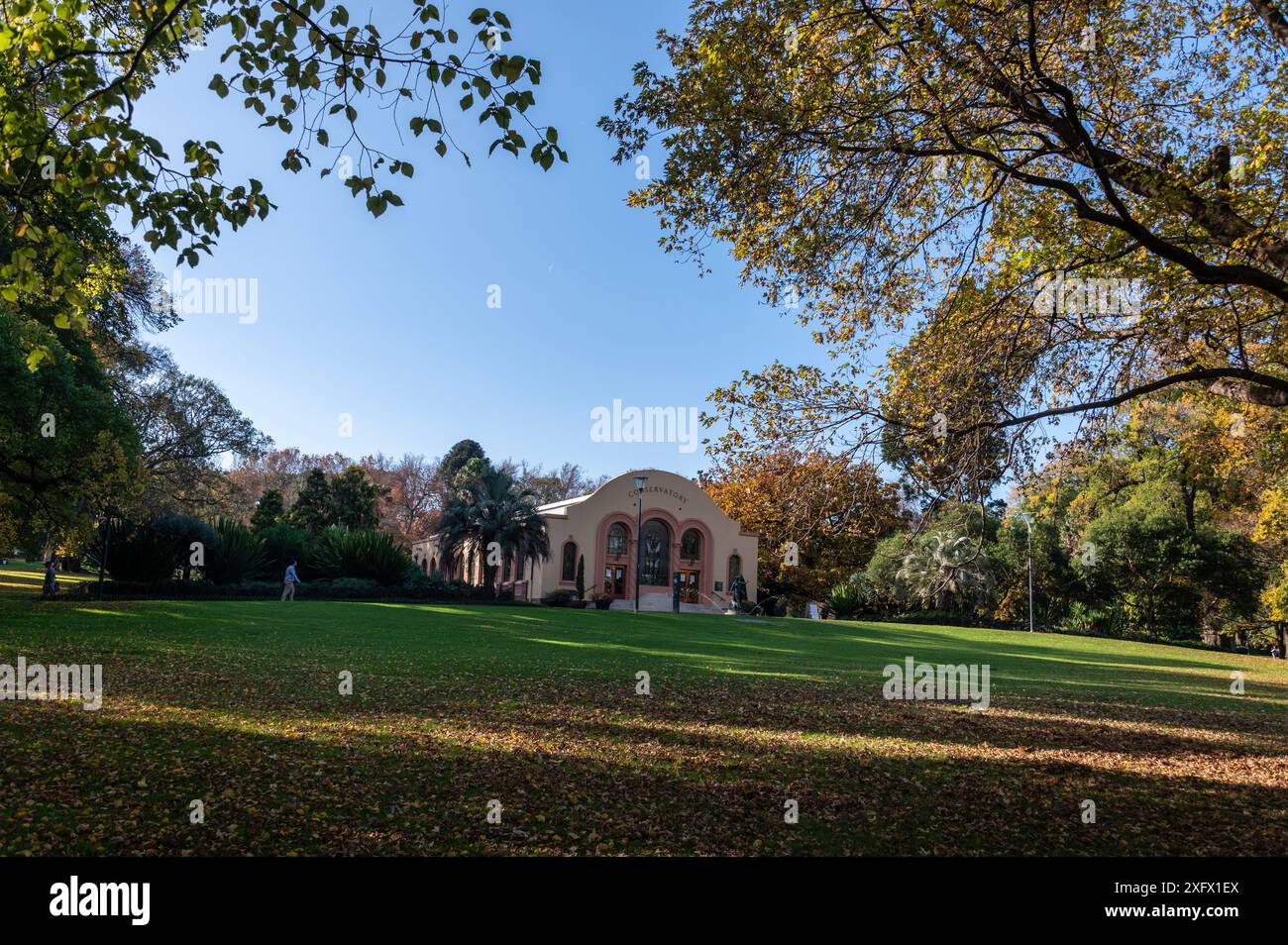 Un conservatorio a Fitzroy Gardens, Melbourne, Victoria, Australia. L'architettura e' un edificio in stile missione spagnola del Revival coloniale spagnolo. Foto Stock