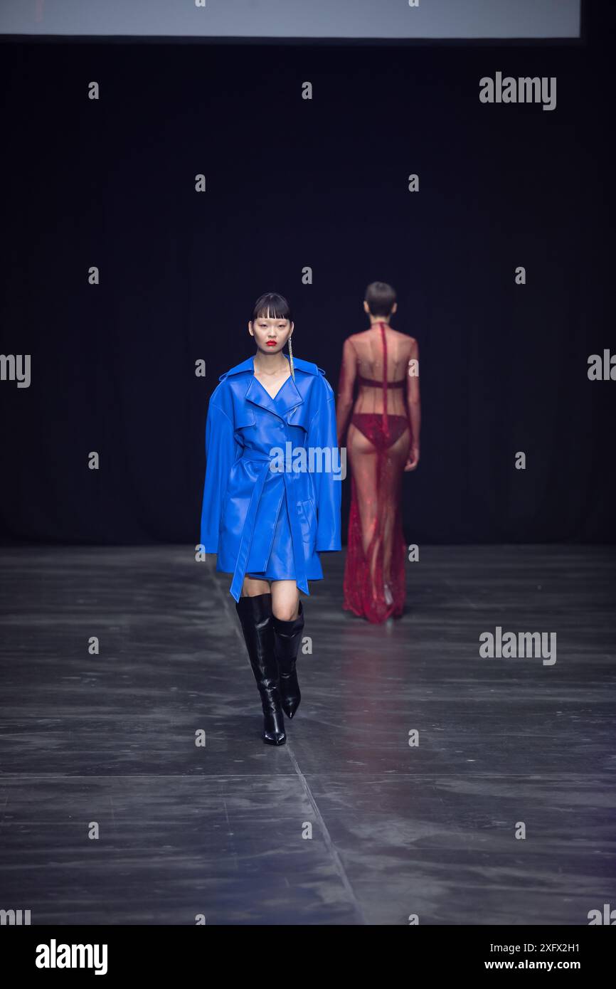 Berlino, Germania. 2 luglio 2024. Le modelle percorrono la vivace pista durante la spettacolare sfilata di moda Kilian Kerner SS25 all'evento della settimana della moda di Berlino. Foto Stock