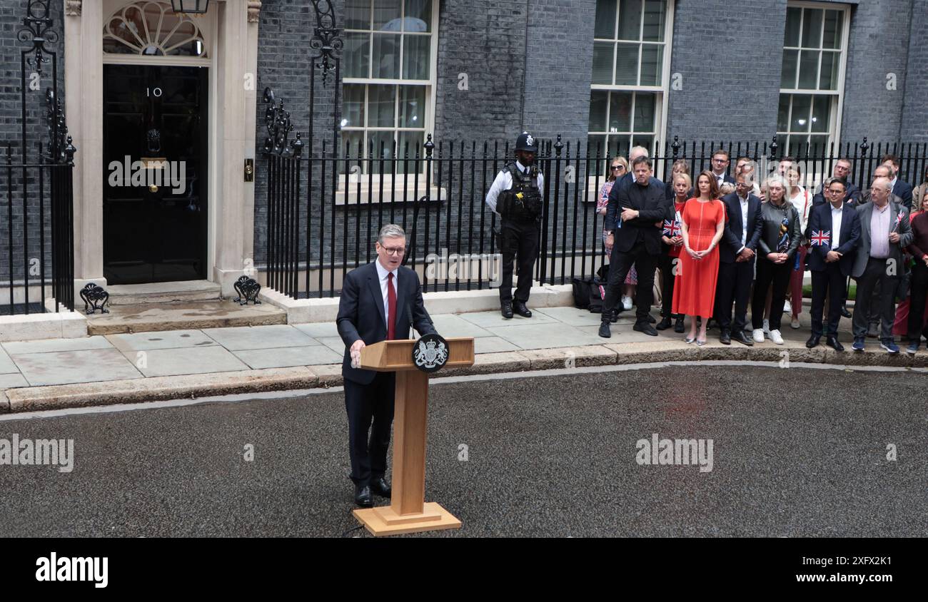 Londra, Regno Unito. 5 luglio 2024. Il primo ministro britannico Sir Keir Starmer, appena nominato, tiene il suo primo discorso alla nazione fuori dal numero 10 di Downing Street a Londra venerdì 5 luglio 2024. Sir Keir Starmer e il Partito Laburista hanno vinto una delle più grandi maggioranza nella storia politica britannica. Foto di Hugo Philpott/UPI credito: UPI/Alamy Live News Foto Stock
