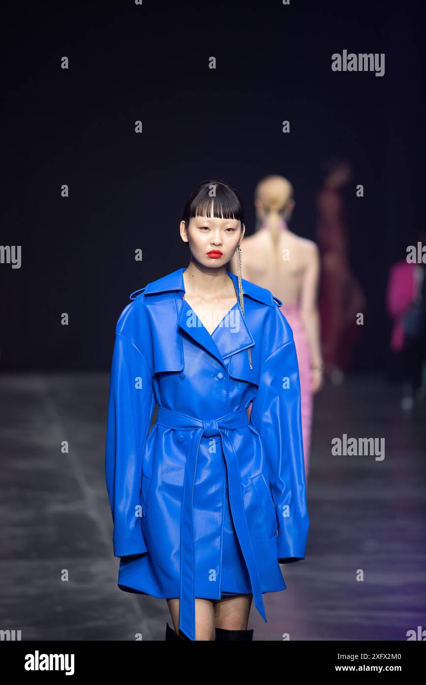 Berlino, Germania. 2 luglio 2024. Le modelle percorrono la vivace pista durante la spettacolare sfilata di moda Kilian Kerner SS25 all'evento della settimana della moda di Berlino. Foto Stock