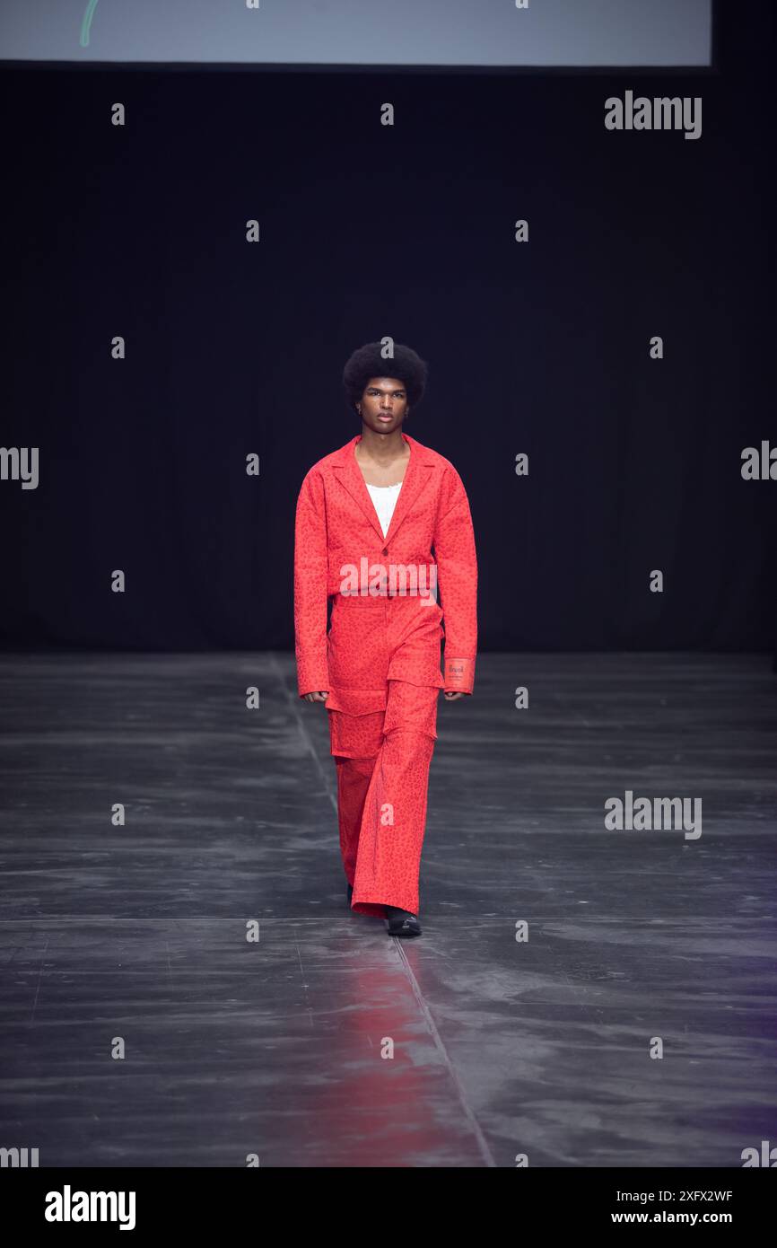 Berlino, Germania. 2 luglio 2024. Le modelle percorrono la vivace pista durante la spettacolare sfilata di moda Kilian Kerner SS25 all'evento della settimana della moda di Berlino. Foto Stock