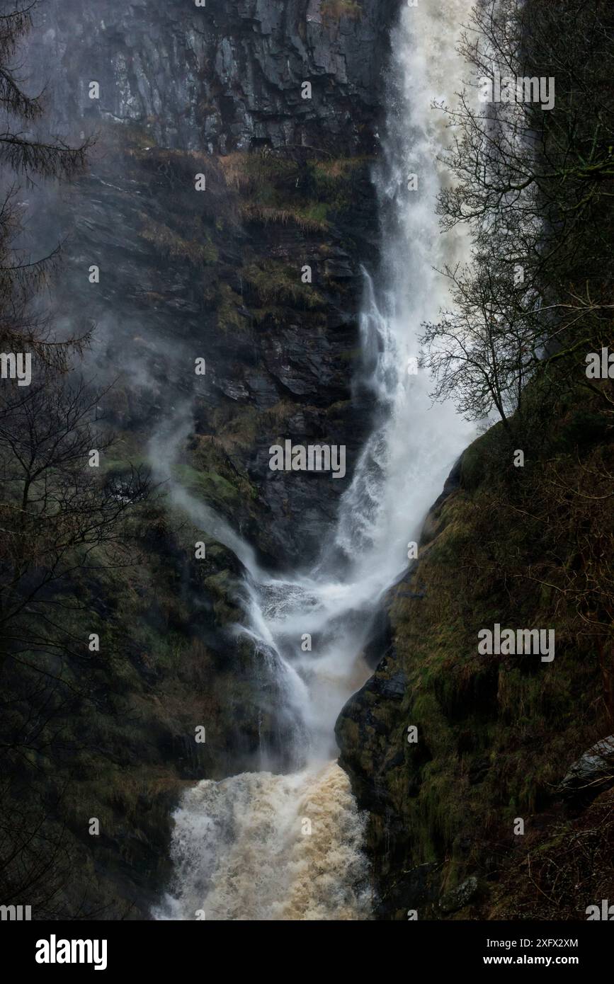 Un getto d'aria (vortice) a spirale e umidità causati dallo spostamento dell'aria a causa della caduta dell'acqua. Cascata Pistyll Rhaeadr, situata a poche miglia dal villaggio di Llanrhaeadr-ym-Mochnant a Powys, Galles, Regno Unito, aprile Foto Stock