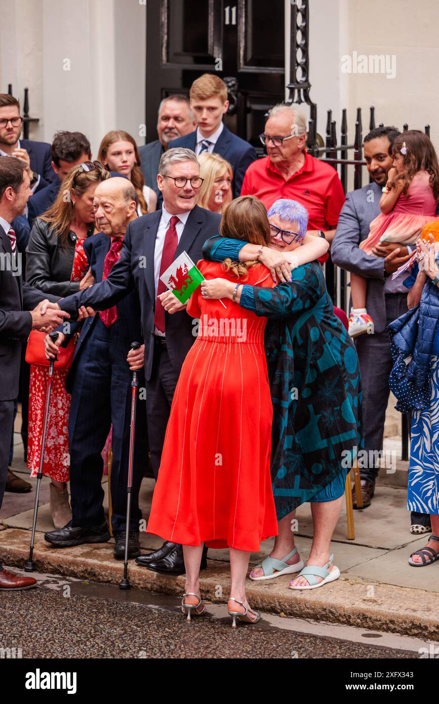 Downing Street, Londra, Regno Unito. 5 luglio 2024. Il primo ministro britannico, Keir Starmer, arriva al numero 10 di Downing Street per fare il suo primo discorso da quando ha lasciato Buckingham Palace, dove è stato formalmente nominato in un'udienza con sua Maestà Re Carlo III. Credito: Amanda Rose/Alamy Live News Foto Stock