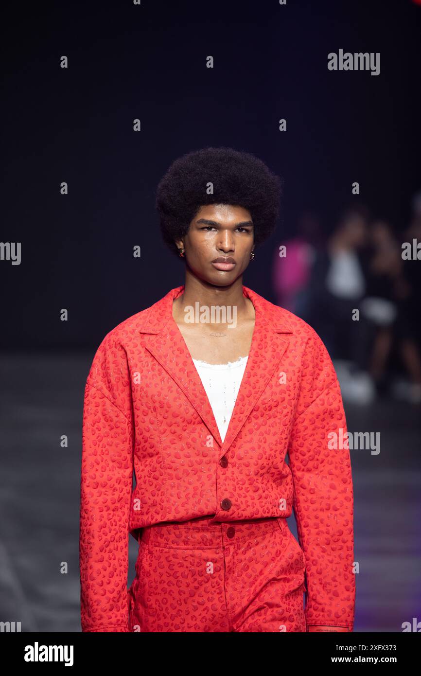 Berlino, Germania. 2 luglio 2024. Le modelle percorrono la vivace pista durante la spettacolare sfilata di moda Kilian Kerner SS25 all'evento della settimana della moda di Berlino. Foto Stock