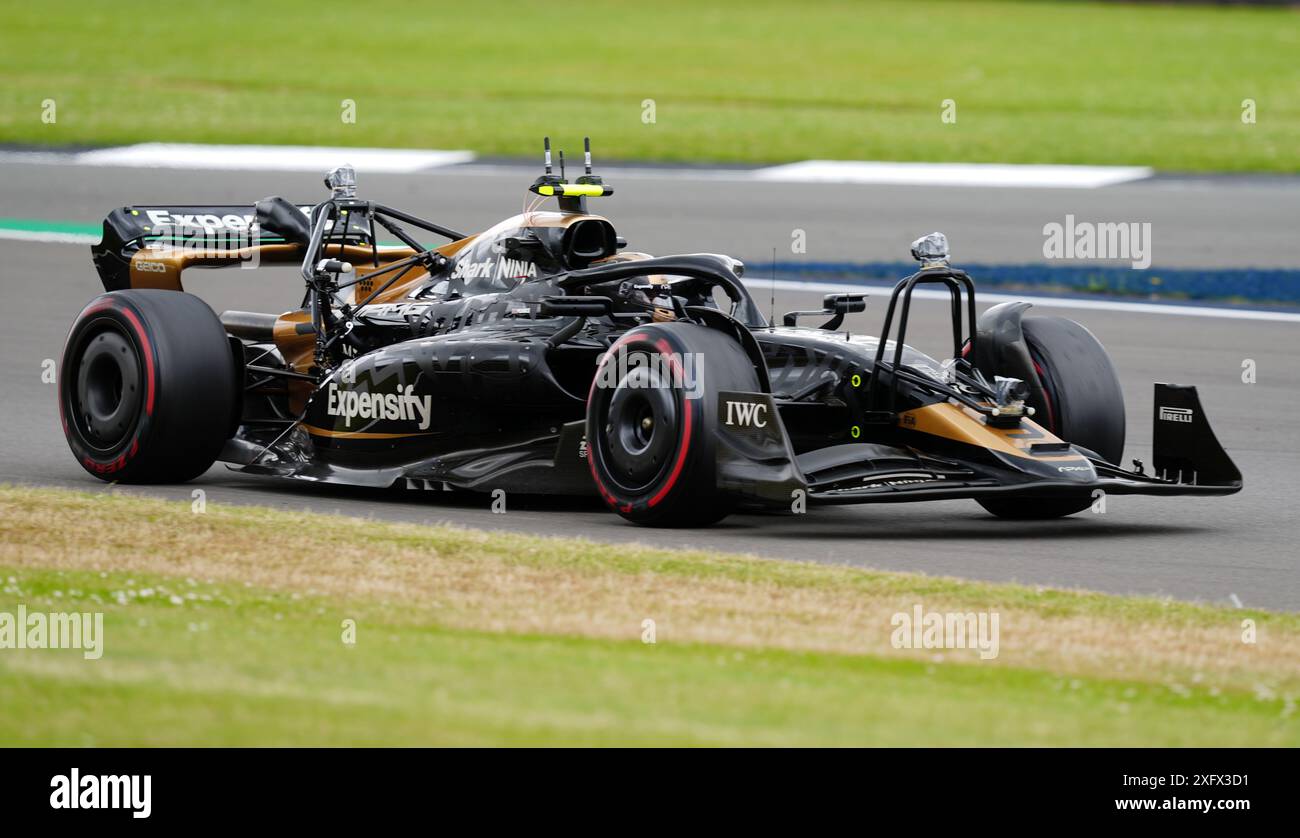 Le riprese si svolgono per il film F1 in pista durante la giornata di prove al Silverstone Circuit, Northamptonshire. Formula 1, Apple Original Films e Warner Bros. Pictures Today ha rivelato che il titolo del prossimo film con protagonista Brad Pitt, diretto da Joseph Kosinski e prodotto da Jerry Bruckheimer e Joe Kosinski, sarà F1. Data foto: Venerdì 5 luglio 2024. Foto Stock