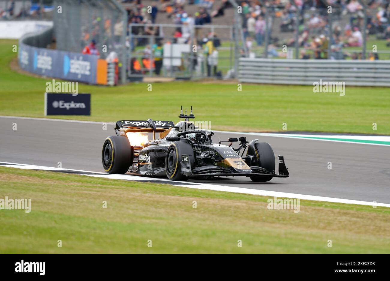 Le riprese si svolgono per il film F1 in pista durante la giornata di prove al Silverstone Circuit, Northamptonshire. Formula 1, Apple Original Films e Warner Bros. Pictures Today ha rivelato che il titolo del prossimo film con protagonista Brad Pitt, diretto da Joseph Kosinski e prodotto da Jerry Bruckheimer e Joe Kosinski, sarà F1. Data foto: Venerdì 5 luglio 2024. Foto Stock