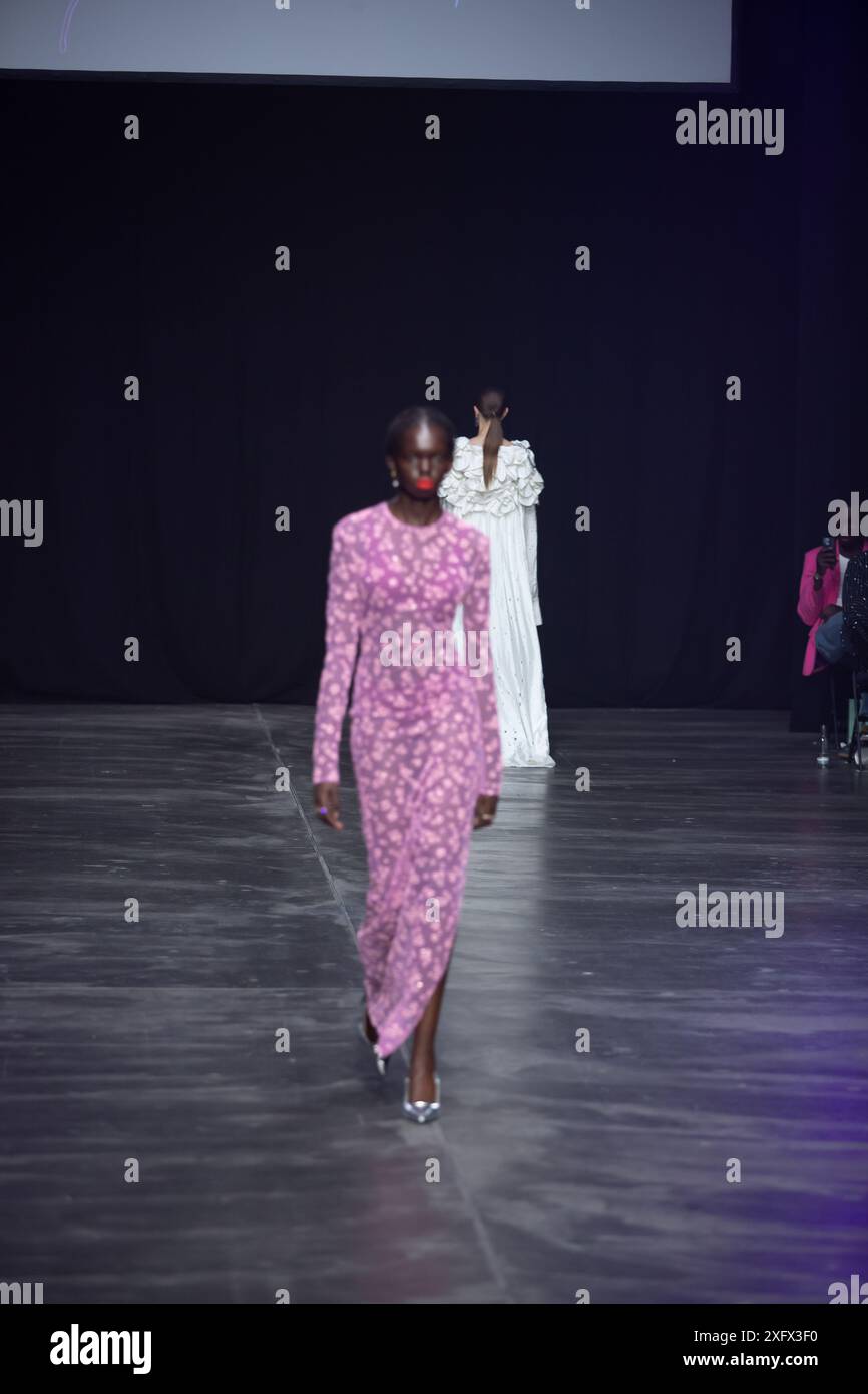 Berlino, Germania. 2 luglio 2024. Le modelle percorrono la vivace pista durante la spettacolare sfilata di moda Kilian Kerner SS25 all'evento della settimana della moda di Berlino. Foto Stock