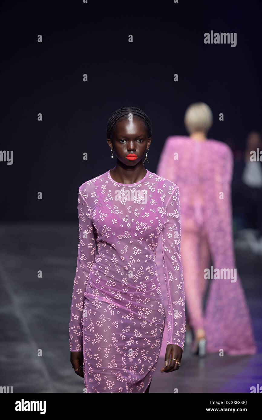 Berlino, Germania. 2 luglio 2024. Le modelle percorrono la vivace pista durante la spettacolare sfilata di moda Kilian Kerner SS25 all'evento della settimana della moda di Berlino. Foto Stock
