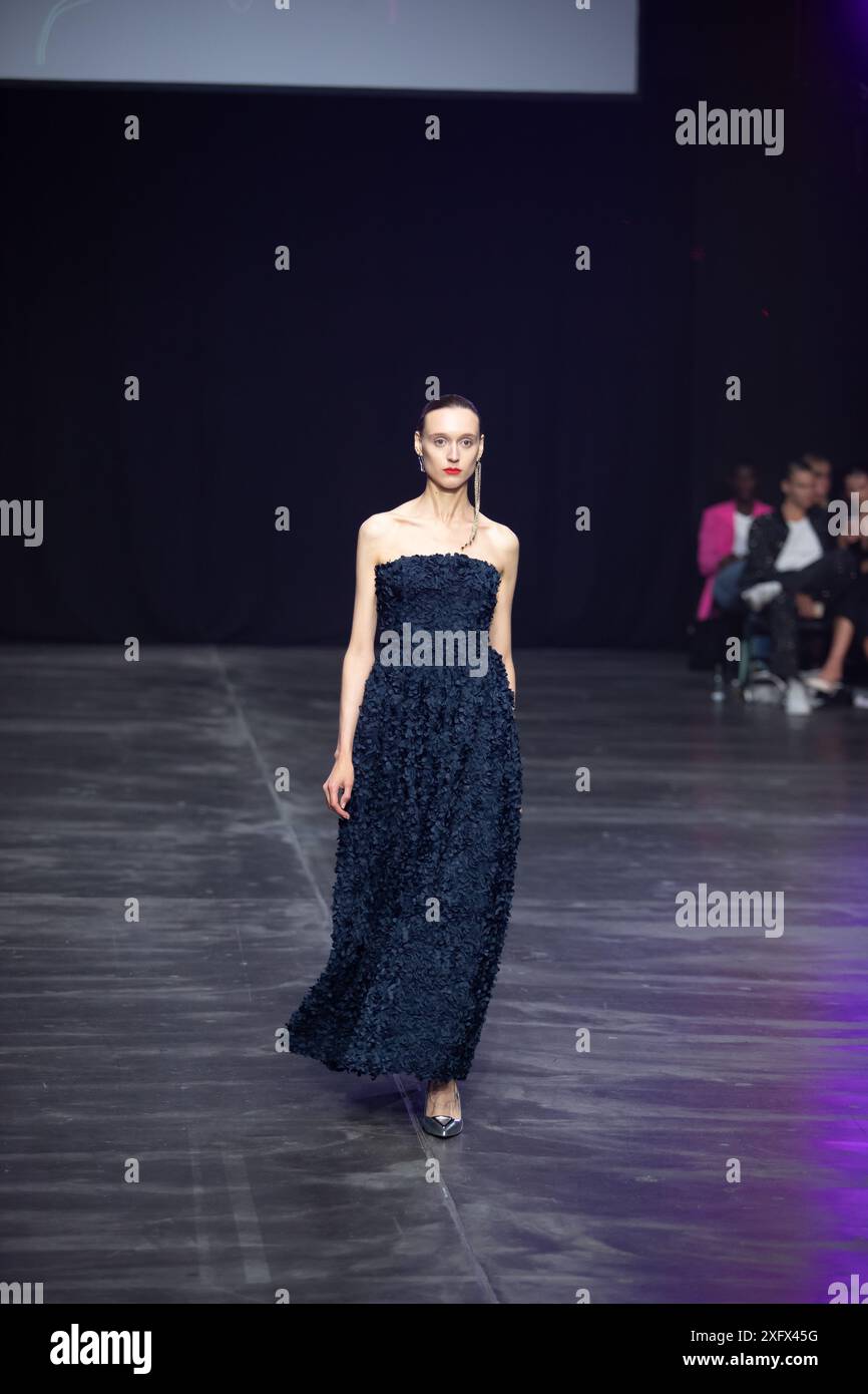 Berlino, Germania. 2 luglio 2024. Le modelle percorrono la vivace pista durante la spettacolare sfilata di moda Kilian Kerner SS25 all'evento della settimana della moda di Berlino. Foto Stock