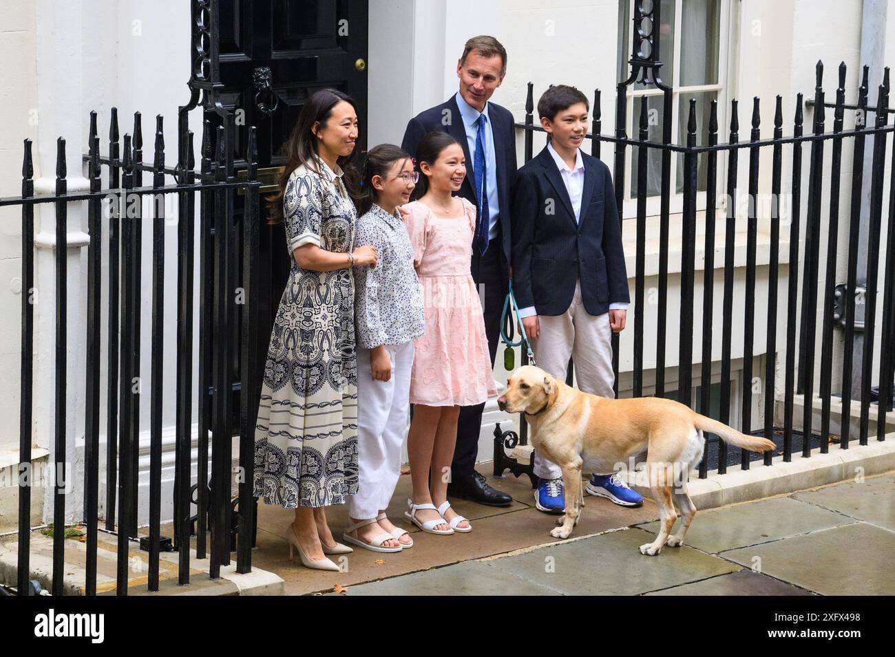 Londra, Regno Unito. 5 luglio 2024. L'ex cancelliere Jeremy Hunt e la sua famiglia lasciano Downing Street a Londra, dopo che il partito laburista ha ottenuto una vittoria schiacciante alle elezioni generali del 2024. Il credito fotografico dovrebbe essere: Matt Crossick/Empics/Alamy Live News Foto Stock