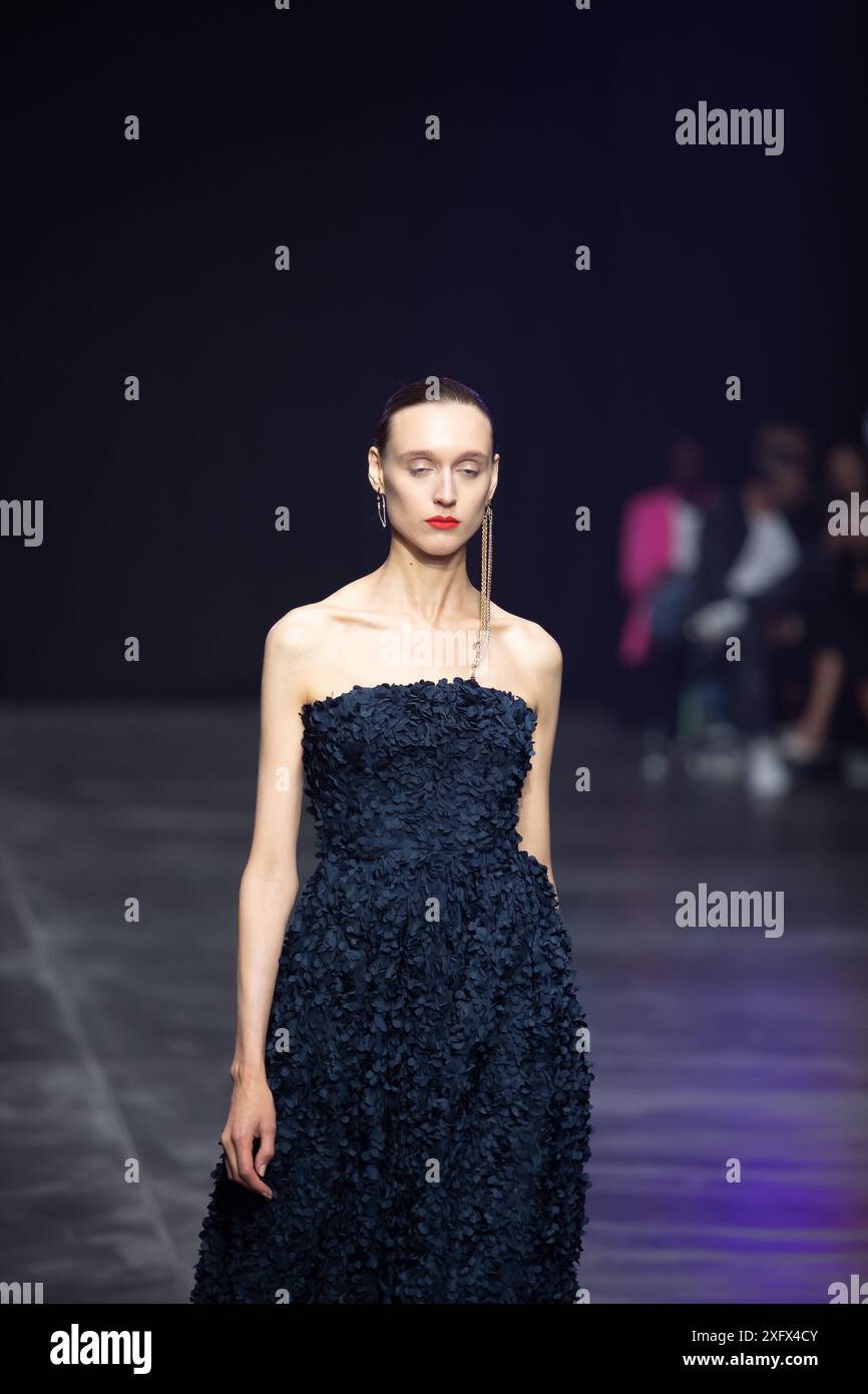 Berlino, Germania. 2 luglio 2024. Le modelle percorrono la vivace pista durante la spettacolare sfilata di moda Kilian Kerner SS25 all'evento della settimana della moda di Berlino. Foto Stock