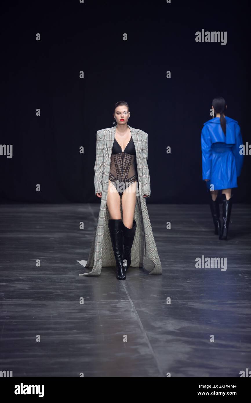 Berlino, Germania. 2 luglio 2024. Le modelle percorrono la vivace pista durante la spettacolare sfilata di moda Kilian Kerner SS25 all'evento della settimana della moda di Berlino. Foto Stock