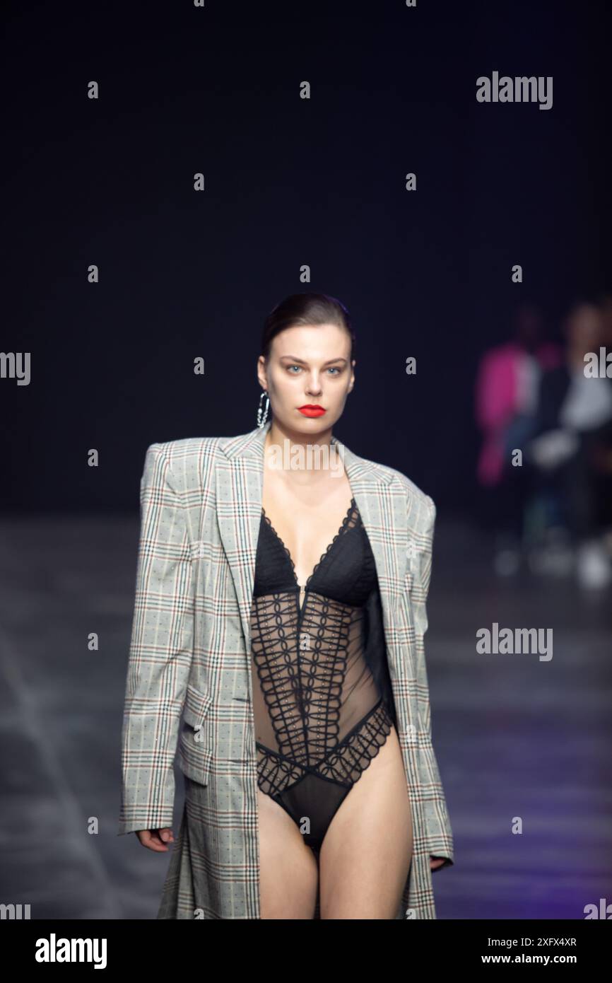 Berlino, Germania. 2 luglio 2024. Le modelle percorrono la vivace pista durante la spettacolare sfilata di moda Kilian Kerner SS25 all'evento della settimana della moda di Berlino. Foto Stock