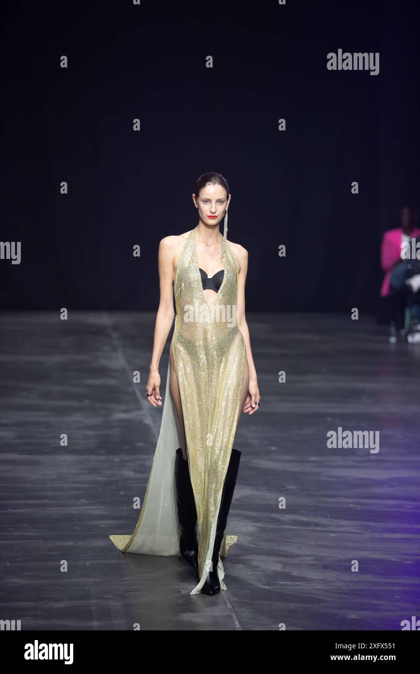 Berlino, Germania. 2 luglio 2024. Le modelle percorrono la vivace pista durante la spettacolare sfilata di moda Kilian Kerner SS25 all'evento della settimana della moda di Berlino. Foto Stock