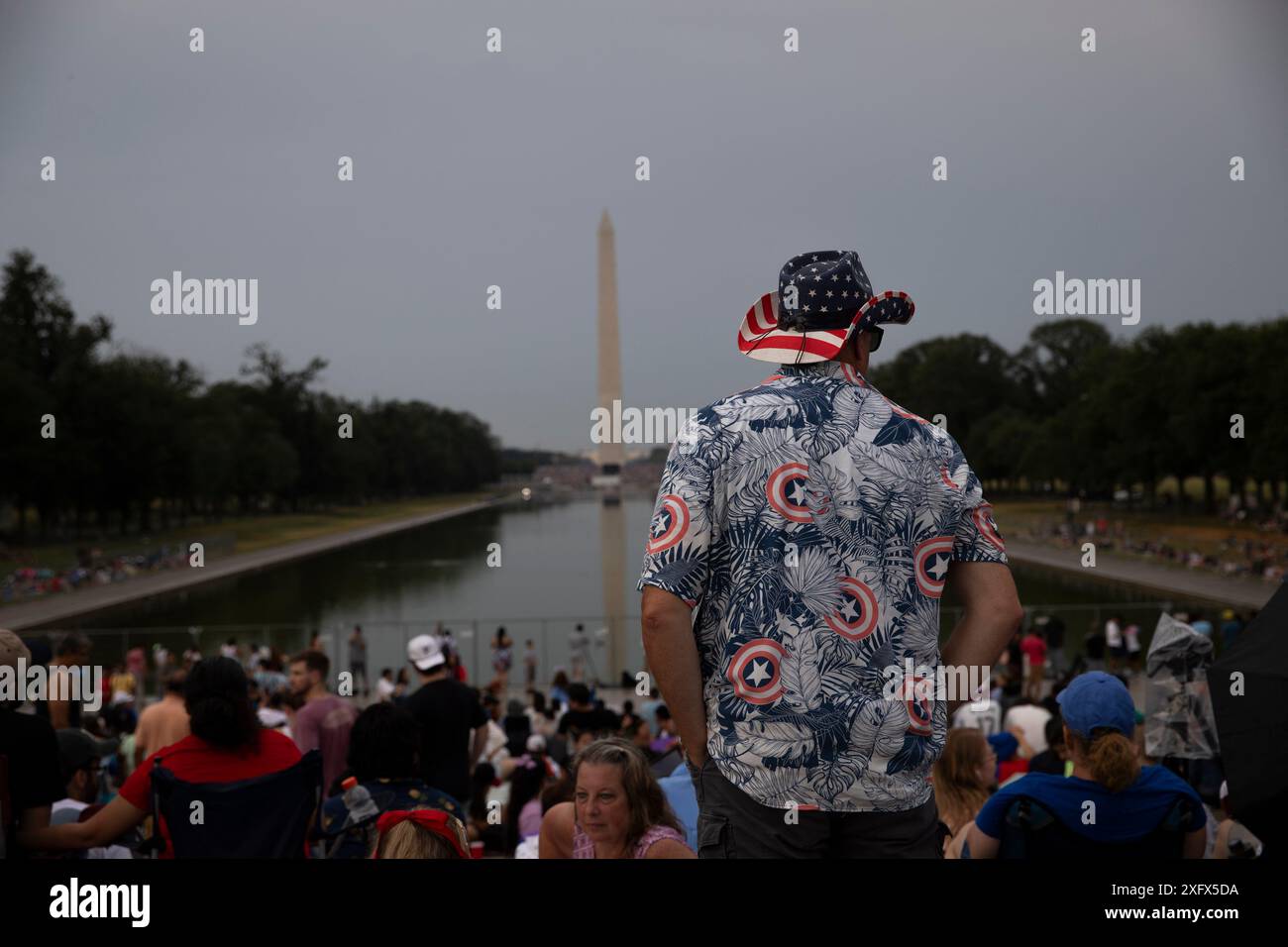 Washington DC, Stati Uniti. 4 luglio 2024. Una persona sta aspettando i fuochi d'artificio per celebrare il giorno dell'indipendenza degli Stati Uniti il 4 luglio 2024 a Washington DC. La capitale della nazione è stata decorata in rosso, bianco e blu giovedì mentre migliaia di persone si sono imbattute in tutto il paese per festeggiare il 4 luglio. Crediti: SIPA USA/Alamy Live News Foto Stock