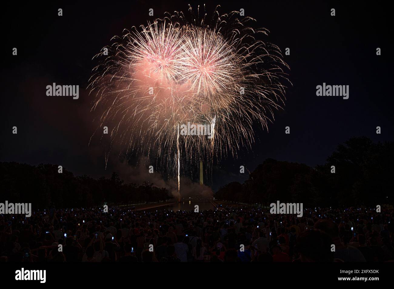 Washington DC, Stati Uniti. 4 luglio 2024. I fuochi d'artificio esplodono sul National Mall mentre la gente celebra il giorno dell'indipendenza degli Stati Uniti il 4 luglio 2024 a Washington DC. La capitale della nazione è stata decorata in rosso, bianco e blu giovedì mentre migliaia di persone si sono imbattute in tutto il paese per festeggiare il 4 luglio. Crediti: SIPA USA/Alamy Live News Foto Stock