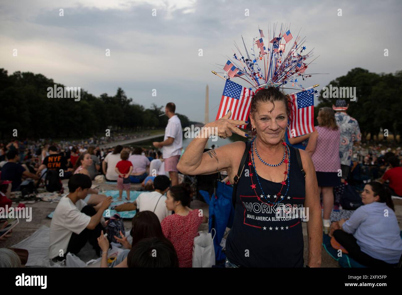 Washington DC, Stati Uniti. 4 luglio 2024. Una donna posa per le fotografie mentre attende i fuochi d'artificio per celebrare il giorno dell'indipendenza degli Stati Uniti il 4 luglio 2024 a Washington DC. La capitale della nazione è stata decorata in rosso, bianco e blu giovedì mentre migliaia di persone si sono recate in tutto il paese per festeggiare il 4 luglio. Crediti: SIPA USA/Alamy Live News Foto Stock