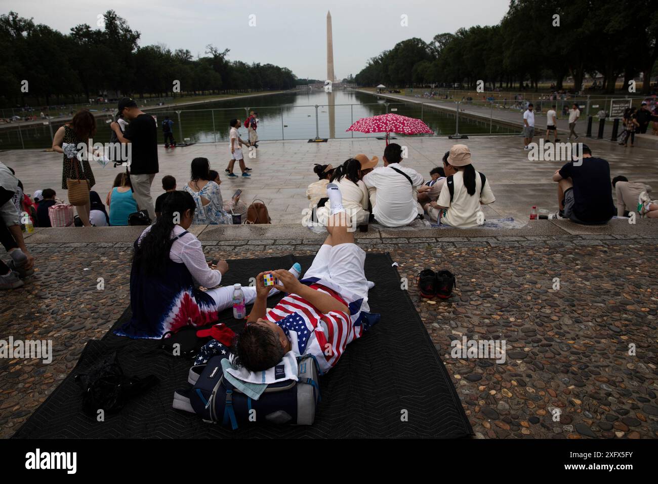 Washington DC, Stati Uniti. 4 luglio 2024. La gente aspetta i fuochi d'artificio per celebrare il giorno dell'indipendenza degli Stati Uniti il 4 luglio 2024 a Washington DC. La capitale della nazione è stata decorata in rosso, bianco e blu giovedì mentre migliaia di persone si sono imbattute nel paese per festeggiare il 4 luglio. Crediti: SIPA USA/Alamy Live News Foto Stock