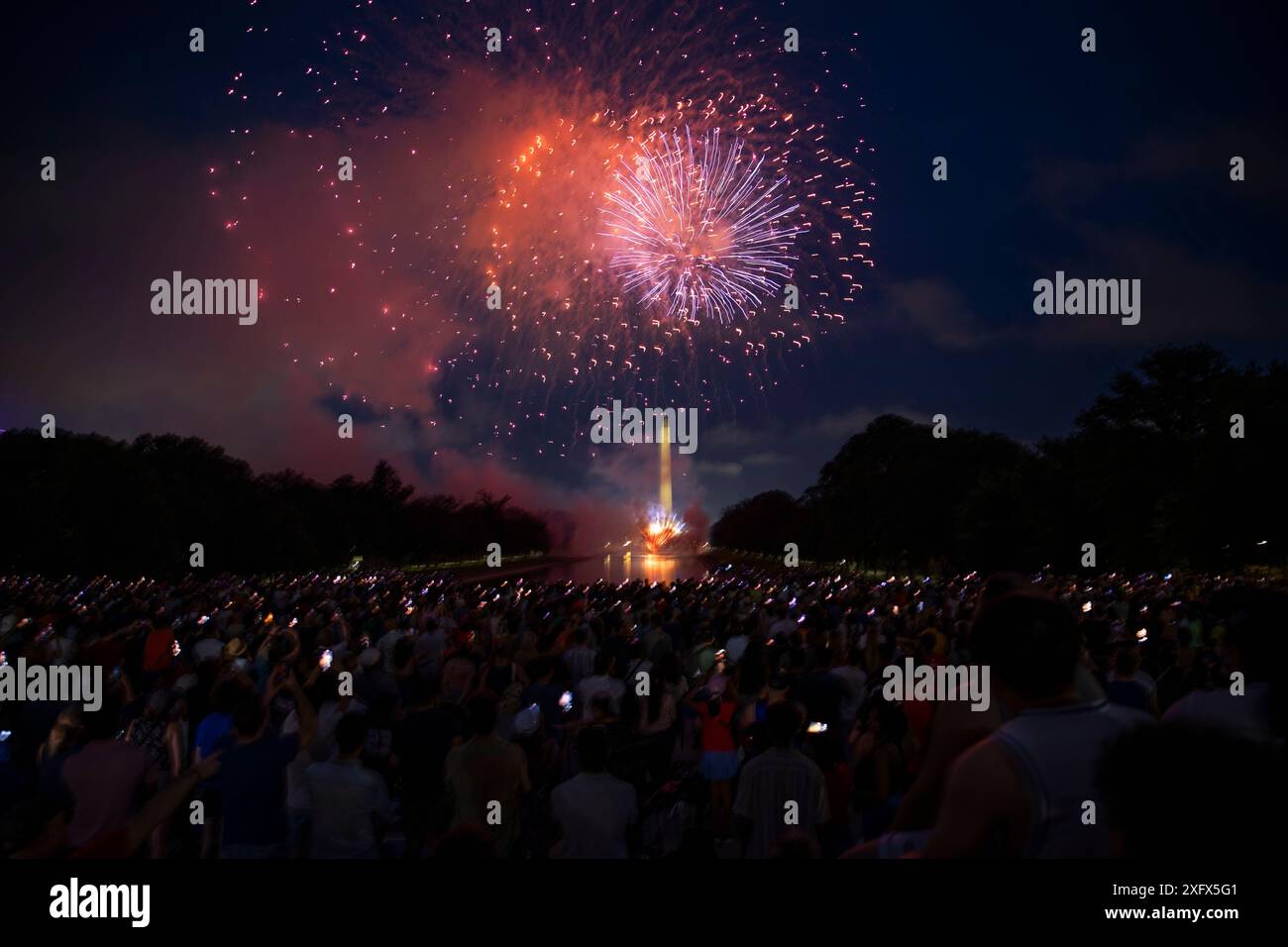 Washington DC, Stati Uniti. 4 luglio 2024. I fuochi d'artificio esplodono sul National Mall mentre la gente celebra il giorno dell'indipendenza degli Stati Uniti il 4 luglio 2024 a Washington DC. La capitale della nazione è stata decorata in rosso, bianco e blu giovedì mentre migliaia di persone si sono imbattute in tutto il paese per festeggiare il 4 luglio. Crediti: SIPA USA/Alamy Live News Foto Stock