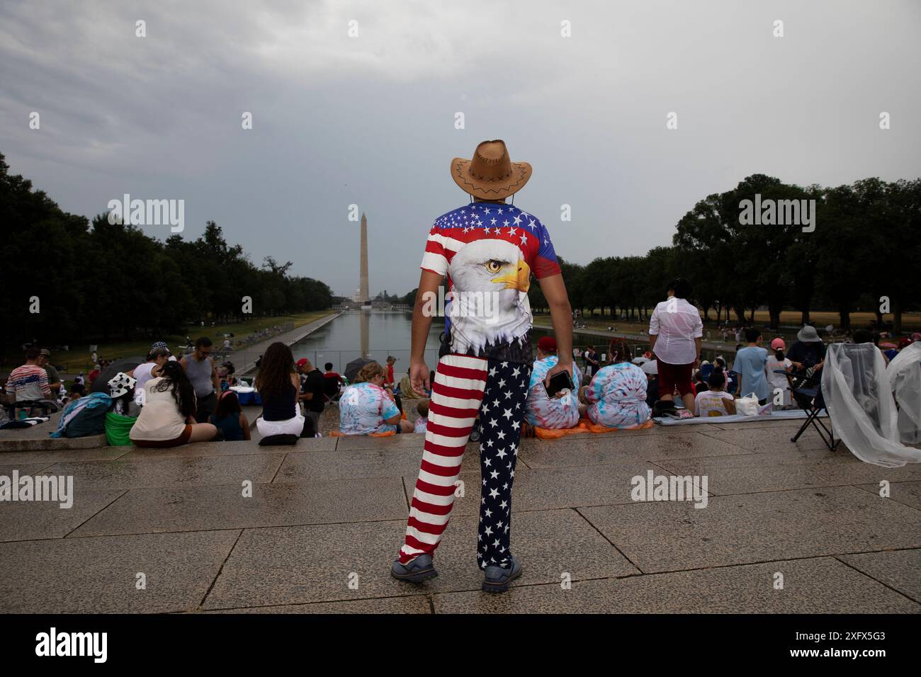 Washington DC, Stati Uniti. 4 luglio 2024. Tasfiq, un americano bengalese della Florida attende i fuochi d'artificio per celebrare il giorno dell'indipendenza degli Stati Uniti il 4 luglio 2024 a Washington DC. La capitale della nazione è stata decorata in rosso, bianco e blu giovedì mentre migliaia di persone si sono imbattute nel paese per festeggiare il 4 luglio. Crediti: SIPA USA/Alamy Live News Foto Stock