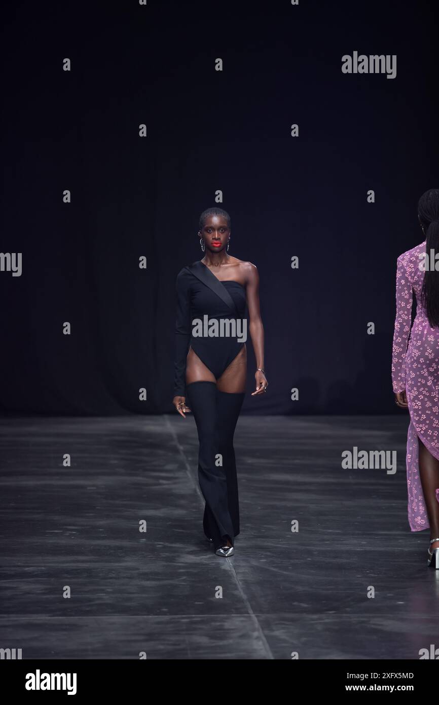 Berlino, Germania. 2 luglio 2024. Le modelle percorrono la vivace pista durante la spettacolare sfilata di moda Kilian Kerner SS25 all'evento della settimana della moda di Berlino. Foto Stock